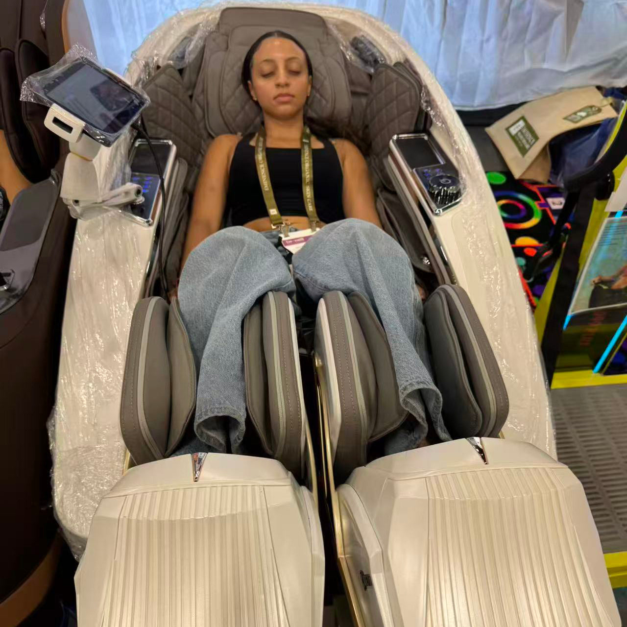 Therapeutic Massage Chair
AI-Powered Luxury Massage, Personalized for Your Body

Experience intelligent full-body relaxation and recovery with the FJ-9000 DR.BOSS® AI 4D Robotic Therapeutic Massage Chair.